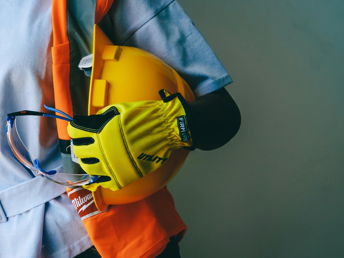 Schutzhelm und Arbeitshandschuhe
